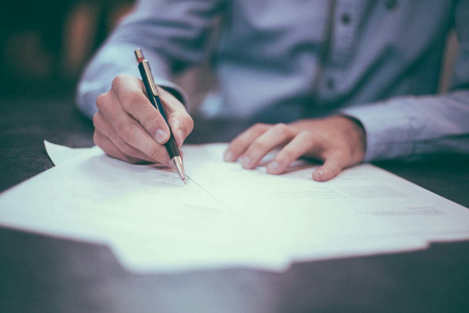 Rédaction et négociation de contrats.